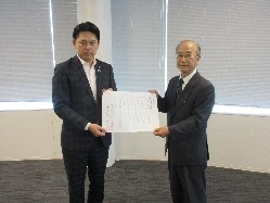 公益社団法人岐阜市シルバー人材センター理事長 小川欽市氏から地域社会に貢献するシルバー人材センターの決意と支援の要望書を受領の様子