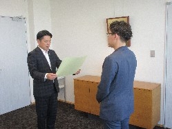 株式会社リーピー代表取締役 川口聡氏からの美島公園へのバスケットゴールの寄贈に対し、感謝状を贈呈の様子