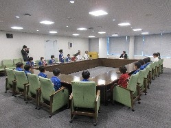 サッカークラブチーム「JFC若鮎城西」が2023フジパンCUPユースU-12岐阜県サッカー大会東海代表決定戦での優勝及び東海大会出場を報告の様子