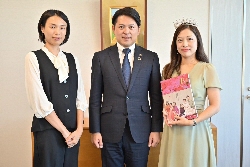 岐阜市在住の生川園子氏がBeauty Japan2023中日本大会にて準グランプリ・Entertainment賞、桂川理恵さんが同Wellnessエリア大会にてWellnessエリア特別賞の受賞を報告の様子