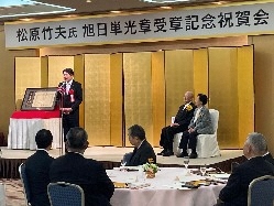 元徹明自治会連合会会長 松原竹夫氏旭日単光章受章記念祝賀会に出席し、あいさつの様子