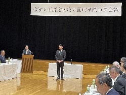 令和5年度第2回岐阜県市長会議に出席し、同会長としてあいさつ及び議事進行の様子