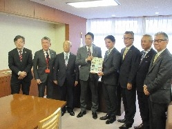 岐阜県国道協会ほか10団体の会長として、他2団体と合同で、国土交通大臣政務官 加藤竜祥氏へ提言及び意見交換の様子