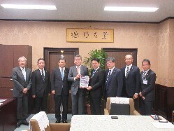 名鉄名古屋本線・各務原線鉄道立体化促進期成同盟会の会長として、財務副大臣 神田憲次氏へ提言及び意見交換の様子