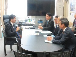 同会長として、国土交通省水管理・国土保全局長廣瀬昌由氏へ提言及び意見交換の様子