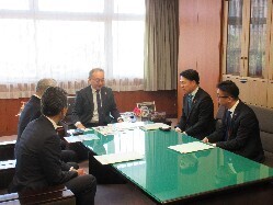 同会長として、国土交通省技監 吉岡幹夫氏へ提言及び意見交換の様子