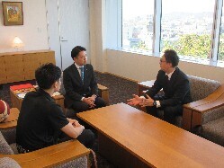 岐阜バスケットボール株式会社取締役社長 那須史明氏が岐阜スゥープスB3リーグ2023-24シーズン開幕の報告の様子