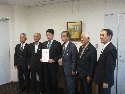 岐阜市農業委員会会長 栗本恒雄氏から「令和6年度農業施策に係る予算編成等に関する要望書」を受領の様子