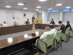 岐阜北柔道クラブが2023年度マルちゃん杯全日本少年柔道大会小学生の部での優勝を報告の様子