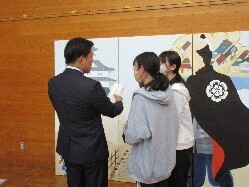 岐阜県立加納高等学校を訪問し、岐阜市産業・農業祭～ぎふ信長まつり～における撮影パネルを制作する同校美術科生徒を激励の様子