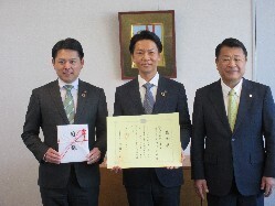 株式会社スギ薬局代表取締役社長 杉浦克典氏からの岐阜薬科大学キャンパス整備事業への寄附に対し、感謝状を贈呈の様子