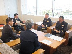 陸上自衛隊第10師団副師団長兼守山駐屯地司令 兵庫剛氏ほかと面談の様子