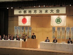 岐阜県河川協会会長として、令和5年度中部地方治水大会に出席し、あいさつの様子