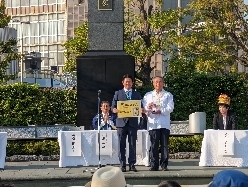 日本プリンアワード2023表彰式に出席し、プレゼンターとしてグランプリを発表の様子