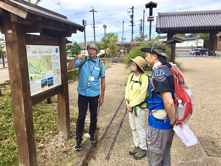 総合案内所前の看板