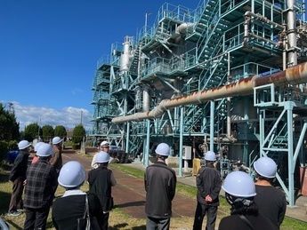 写真：焼却炉の見学風景