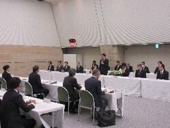 中部国道協会意見交換会に出席し、あいさつの様子