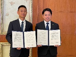 江蘇省文化観光庁との文化観光協力協定締結式に出席し、あいさつ及び岐阜市の観光についてプレゼンテーションの様子