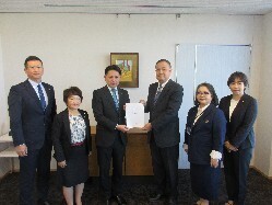 岐阜市議会公明党より「令和6年度 岐阜市予算編成に対する要望」を受領の様子