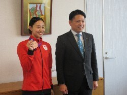 令和5年度岐阜市強化指定選手 今井月氏が第19回アジア競技大会女子200m平泳ぎにて銅メダル獲得を報告の様子