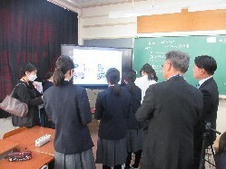梅林中学校にて「ぎふMIRAI’s」の授業を視察の様子