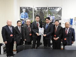 同じく、国土交通省水管理・国土保全局長 廣瀬昌由氏に提言及び意見交換の様子