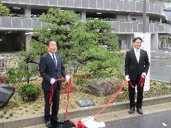 旧本庁舎竣工記念樹移植式典にて、あいさつ及び除幕の様子