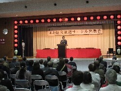 令和5年度第14回4地区（城西、島、則武、早田）公民館サークル発表会に出席し、あいさつの様子