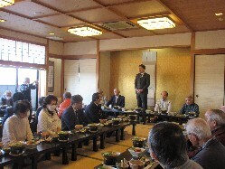 加納東・加納西・茜部・厚見自治会連合会共催「郷土を考える会～目指せ楽しい地域～」に出席し、あいさつの様子