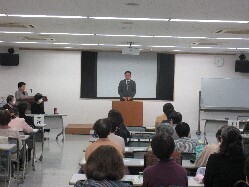 令和5年度岐阜地区生活学校研究交流集会に出席し、あいさつの様子