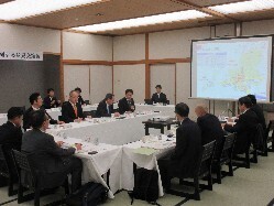 国土交通省中部地方整備局ほかとの下水道に関する意見交換会に出席し、岐阜市の下水道事業にかかる取り組みについて説明の様子