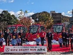 岐阜市自動運転バス出発式に出席し、あいさつ及び除幕。その後、自動運転バスに試乗の様子