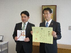 公益財団法人十六地域振興財団理事長 村瀬幸雄氏からの不登校児童生徒のための校内フリースペース整備事業への寄附に対し、感謝状を贈呈の様子