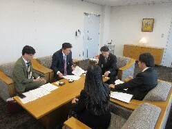 公益社団法人全国子ども会連合会会長 美田耕一郎氏ほかと面談の様子