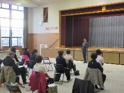 岐阜市筋トレサポーター協議会勉強会に出席し、あいさつ及び意見交換の様子