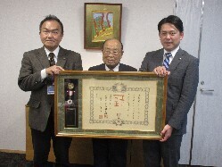 公益財団法人岐阜県防犯協会理事長 大平輝夫氏が秋の叙勲受章を報告の様子