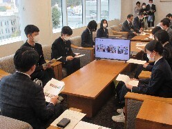 岐阜県立岐阜商業高等学校LOB部の生徒が台湾で開催された「日本の観光・物産博2023」での観光PR活動について報告の様子