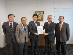 長森地区自治会連合会長会からJR長森駅北口交通広場整備にかかる要望書を受領の様子