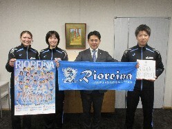 JAぎふリオレーナ主将 髙石明美選手ほかが2023-24 V.LEAGUE DIVISION2 WOMENの開幕を報告の様子