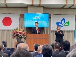 ハタチの山県市記念式典に出席し、岐阜県市長会長としてあいさつの様子