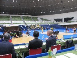 内閣総理大臣杯2023年度日本卓球リーグプレーオフJTTLファイナル4を観戦の様子
