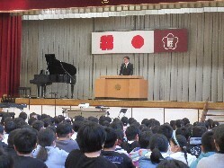 日野小学校創立150周年記念セレモニーに出席し、あいさつの様子