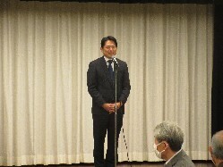 木之本自治会連合会年末研修会に出席し、あいさつの様子