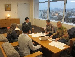 医療法人社団ともいき会・社会福祉法人ともいき福祉会　理事長　小牧卓司氏ほかと面談の様子