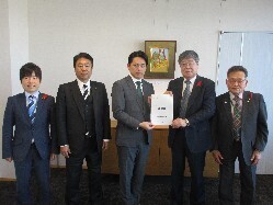 自民岐阜より「令和6年度岐阜市の予算及び施策に関する要望書」を受領の様子