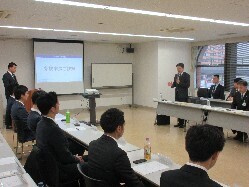 一般社団法人岐阜青年会議所2023年度行政懇話会に出席し、あいさつ及び同団体の実施事業に対する講評の様子