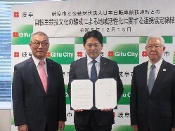 公益財団法人日本自転車競技連盟との自転車競技文化の醸成による地域活性化に関する連携協定締結式にて、あいさつの様子