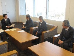 岐阜市指定管工事協同組合理事長 岡田明彦氏と面談の様子