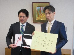 株式会社テクノア代表取締役 山﨑耕治氏からの市内公立保育所へのiPadの寄附に対し、感謝状を贈呈の様子