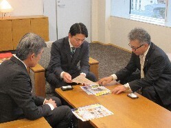 中日本高速道路株式会社 名古屋支社 岐阜保全・サービスセンター所長 渡辺真洋氏と面談の様子